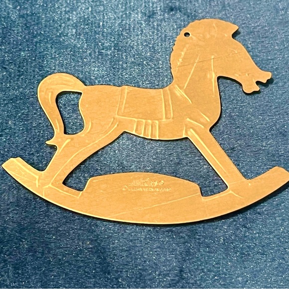 Engraved Gold Colored 1980s & 1990s Christmas Ornaments. Lot of 5 - Picture 6 of 7